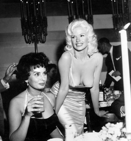 Stop, glamour time.