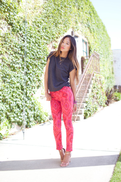 what-do-i-wear:
Wesley Mason’s Billabong T-shirt worn...