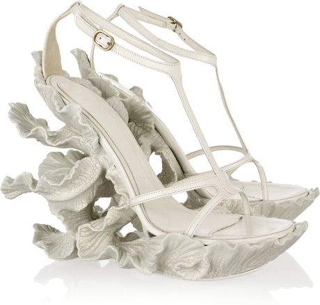 Alexander Mcqueen Sculpted Resin and Leather Sandals in Beige (cream) - Lyst