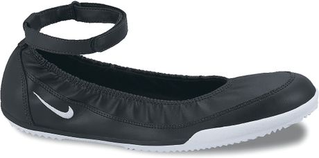 nike flat shoes black