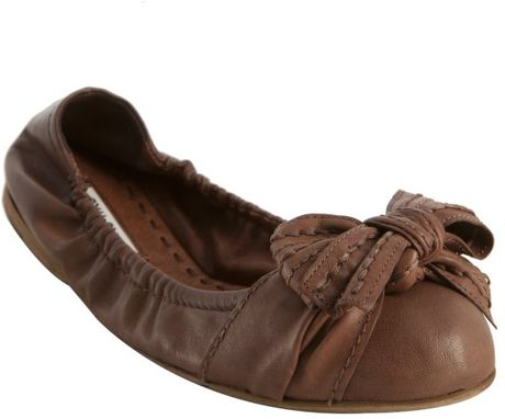 Miu Miu Coconut Leather Stitched Bow Detail Flats in Brown (coconut) - Lyst