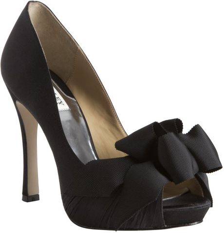 badgley mischka platform pumps