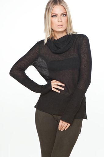  Turtle Tail Turtleneck in Black 