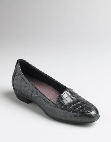Clarks Timeless Patent Leather Croco Flats in Gray (grey croc) - Lyst