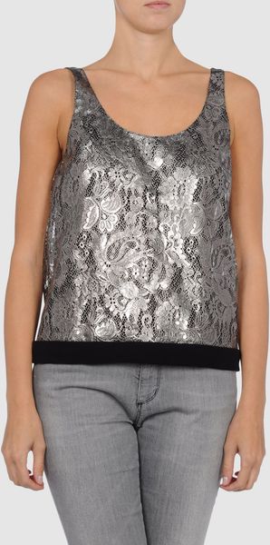  Sleeveless top 