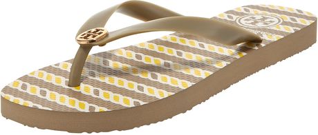 Tory Burch Logo Flipflop in Beige (moss) - Lyst