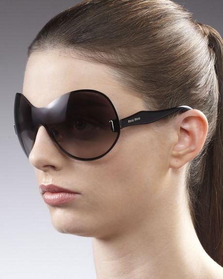 Miu Miu Prounded Shield Sunglasses in Black - Lyst