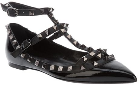 Valentino Stud Detailed Pointed Pump in Black - Lyst