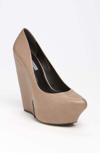 Vera Wang Fidela Pump - Lyst