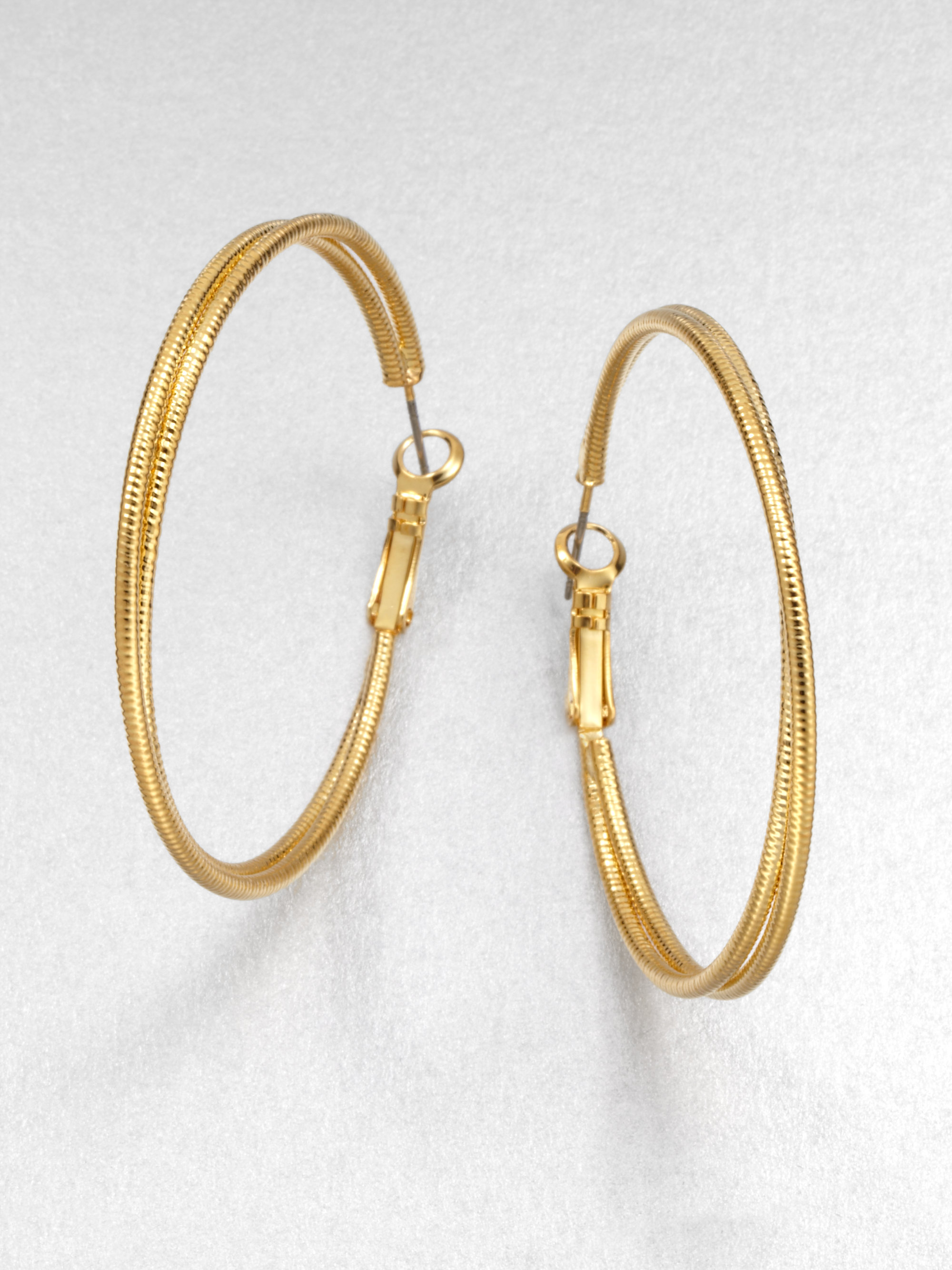 Allen Dons Gold Ribbed Hoop Earrings A La Hilary Duff abs by allen schwartz twisted textured hoop earrings in Allen Dons Gold Ribbed Hoop Earrings A La Hilary Duff abs by allen schwartz twisted textured hoop earrings in