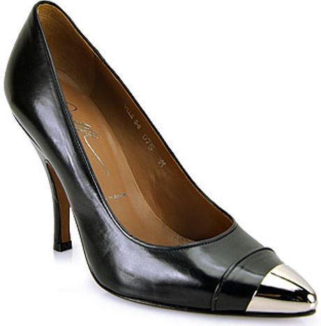 donald pliner botti pumps