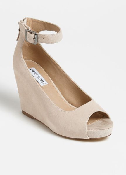 Steve Madden Lesliee Ankle Strap Wedge Sandal in Gray (Taupe Suede)