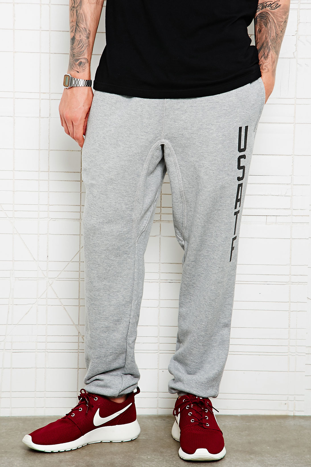 nike club essentials cuffed sweatpants in dark gray