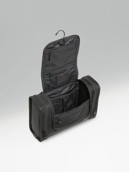 tumi hanging