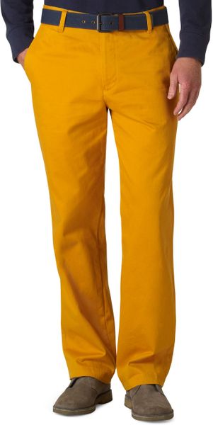 Yellow khaki shorts Solid colors such as tan, khaki, white, navy, olive, and off-white are the most traditional styles for men’s shorts. Plaids, especially plaids with a white base, are a preppy look staple, but should be paired with at least a polo shirt to avoid looking like a frat boy (and no collar pop, please).