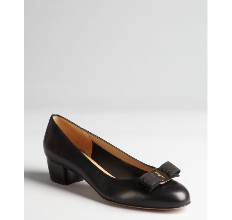 Ferragamo Black Leather Grosgrain Bow Vara Low Heel Pumps in Black Lyst