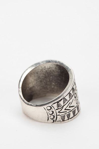 Urban Outfitters Melbourne Etched Ring in Silver (SILVER BOHO)