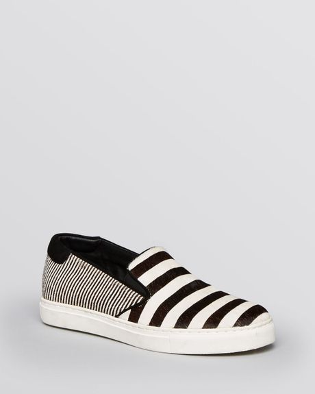 black flat sneaker shoes