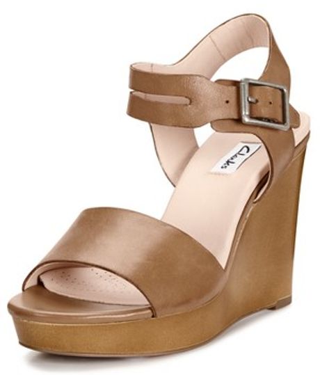 clarks tan sandals