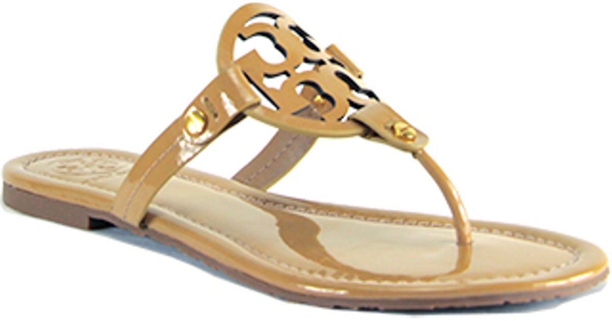 Tory burch Miller - Sand Patent Logo Thong Sandal in Natural | Lyst