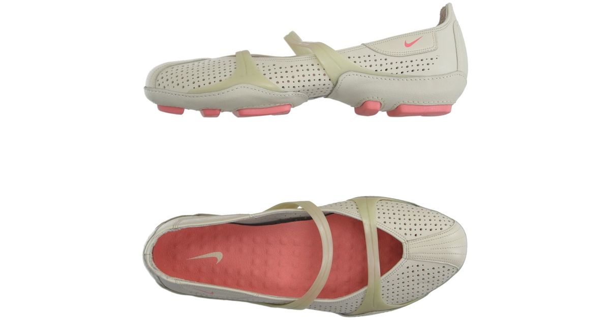 white nike flat shoes