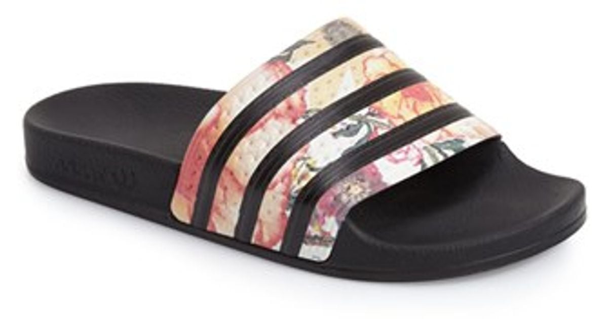 Lyst adidas originali adilette diapositive in nero Lyst adidas originali adilette diapositive in nero