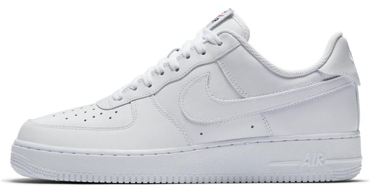 lyst nike air force 1 '07 qs' confezione delle scarpe maschili in bianco per gli uomini. lyst nike air force 1 '07 qs' confezione delle scarpe maschili in bianco per gli uomini.