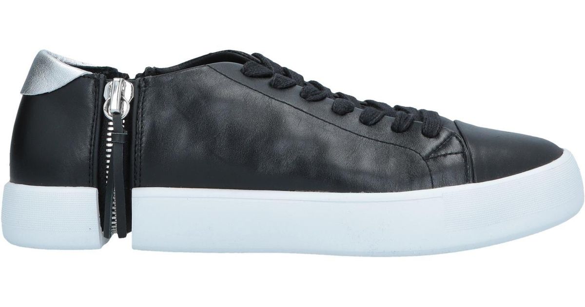 c116 low top sneaker