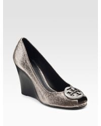 Tory Burch | Metallic Julianne Foil-detail Leather Wedge Pumps | Lyst
