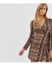 Boohoo Vestito a portafoglio in raso con allacciatura laterale pitonato - Marrone