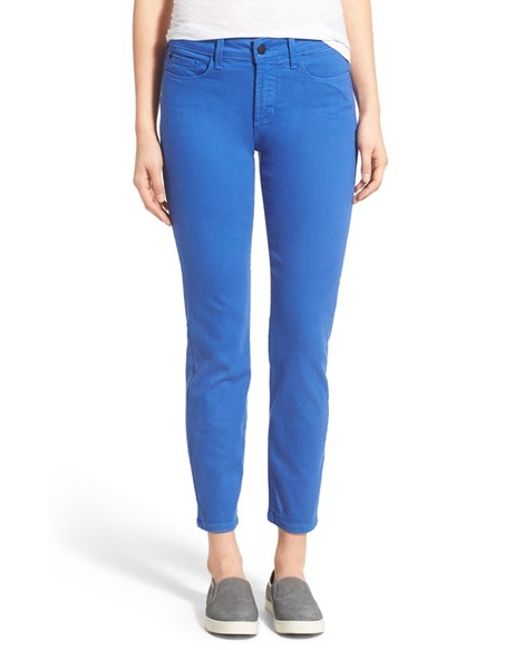 Discover your new look at Talbots. Shop our selection of women's clothing, swimwear, suits, and accessories with a modern twist.