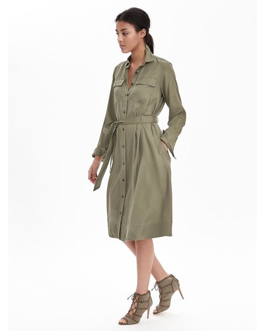 Banana republic green shirt dress Retire the LBD for now, Banana Republic has dresses that you need to make room for in your wardrobe, stat. Its pleated midi dresses and sleeveless sheaths will look great worn to the office with your essential tote, while its ruffled mini dresses and printed fit-and-flare styles just need some killer heels and cocktail rings for an evening spin.