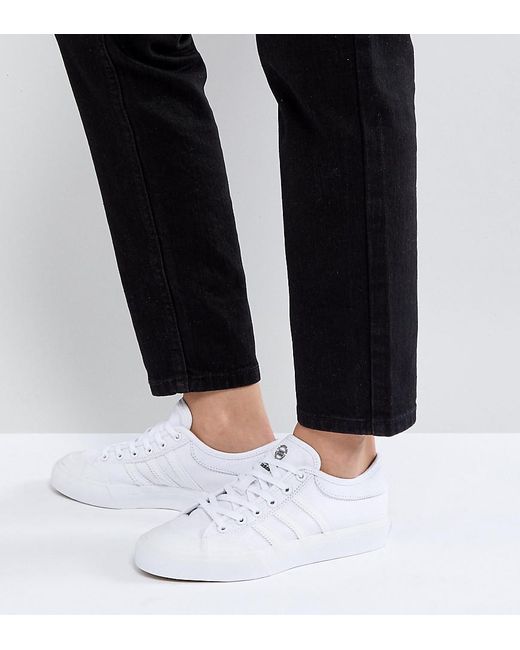 lyst adidas originali matchcourt triplo white formatori in bianco. lyst adidas originali matchcourt triplo white formatori in bianco.