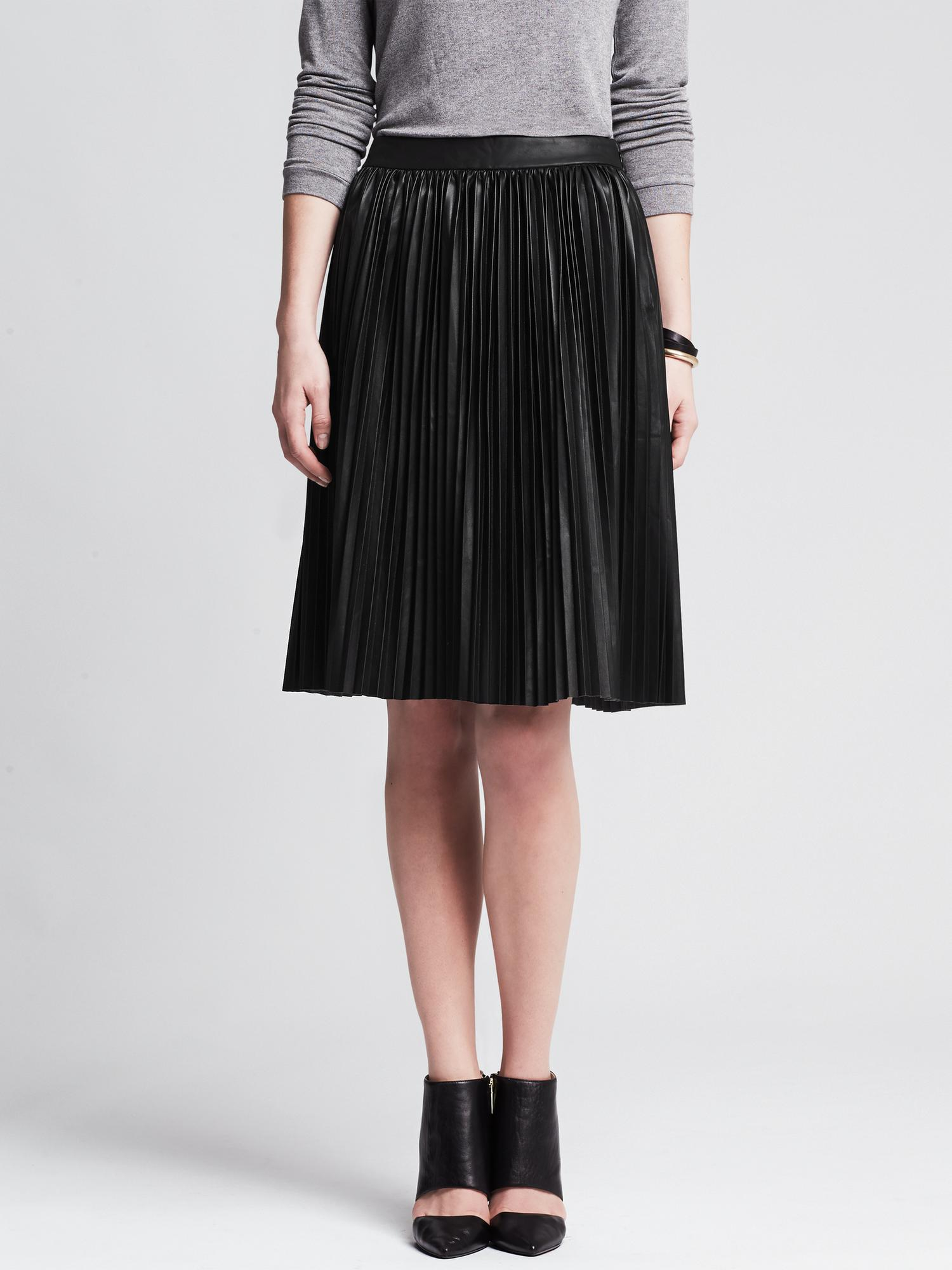 Banana republic Pleated Black Faux-leather Skirt in Black (BR black) | Lyst