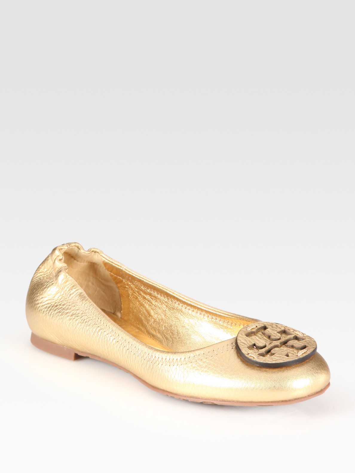 Tory Burch Reva Metallic Pebbled Leather Logo Ballet Flats in Gold | Lyst