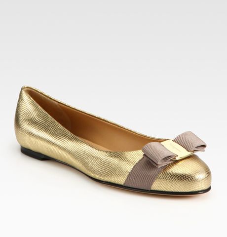 Ferragamo Metallic Embossed Leather Bow Ballet Flats in Gold | Lyst