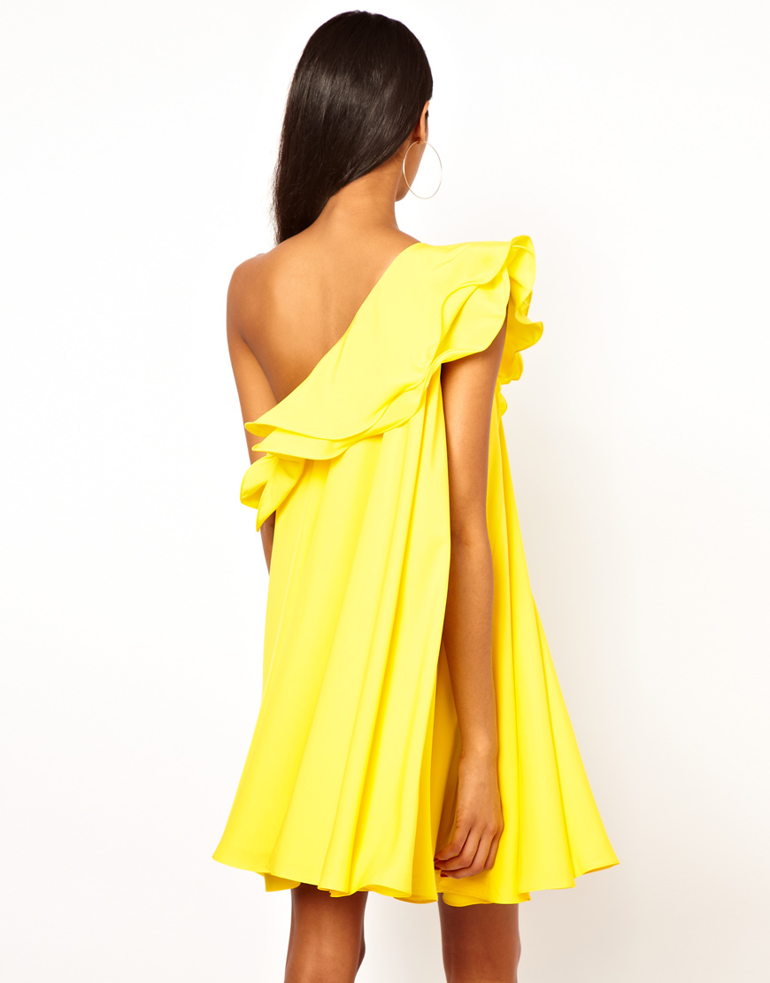 Желтое платье на одно плечо