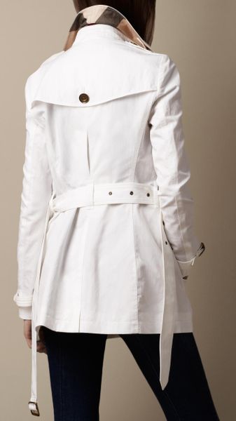 Burberry Brit Short Technical Cotton Trench Coat in White | Lyst