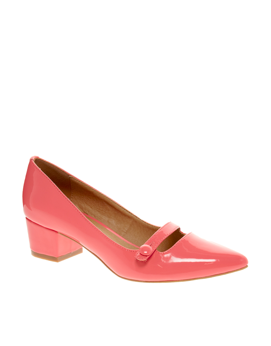 nike with pointed heel