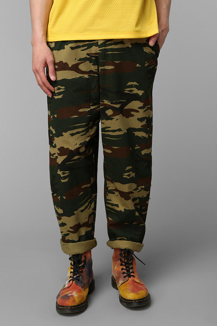 urban outfitters camo cargo pants