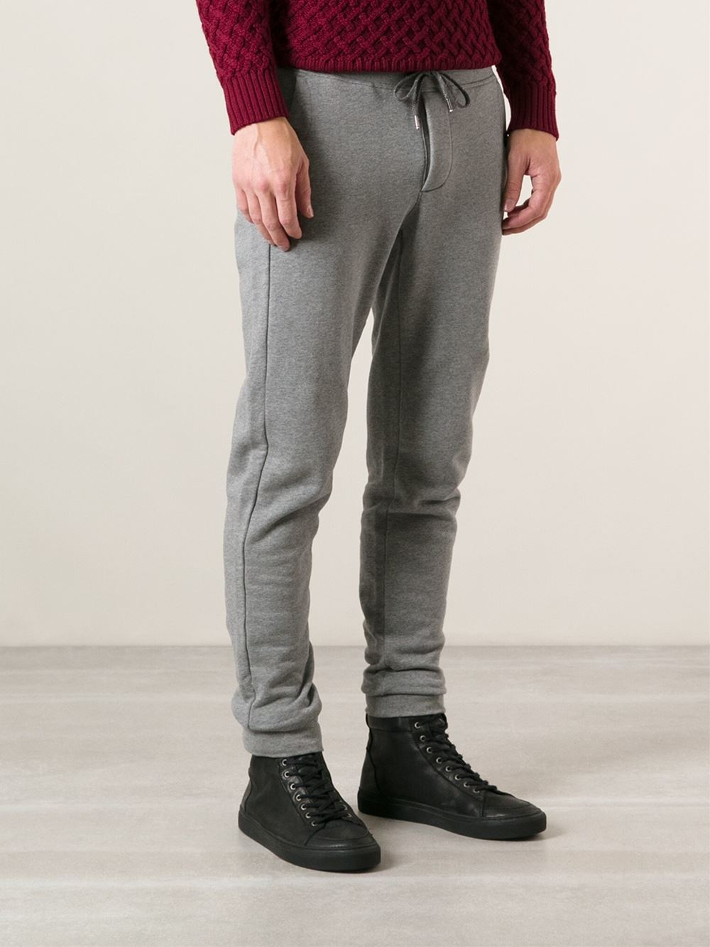 Slim track pants men Trending: Men’s Joggers & Tapered Pants Men’s joggers are an athletic essential. These ultra-comfortable, tapered-bottom pants go where your day takes you, from the weight room to the track and anywhere in between.