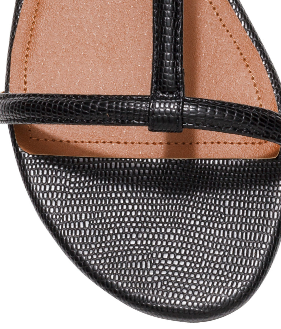 h flat sandals