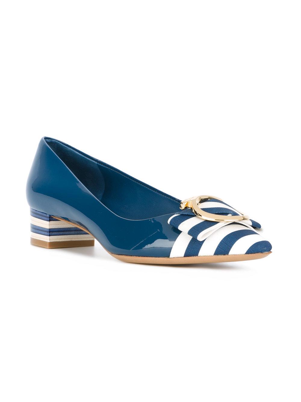 contrast toe pumps