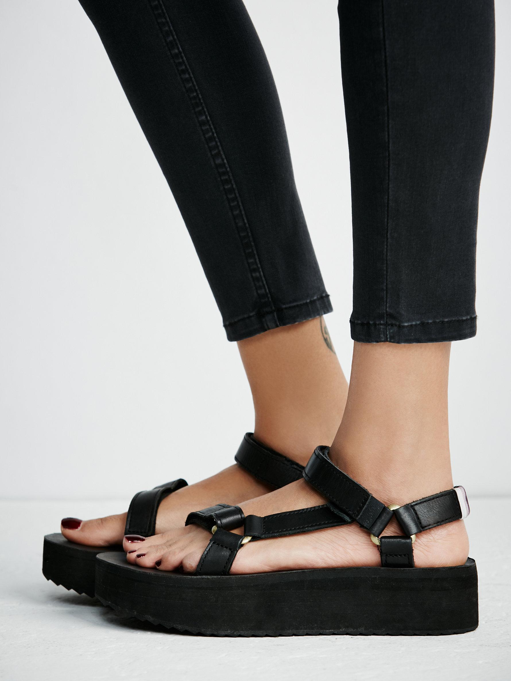 teva black flatform universal sandals