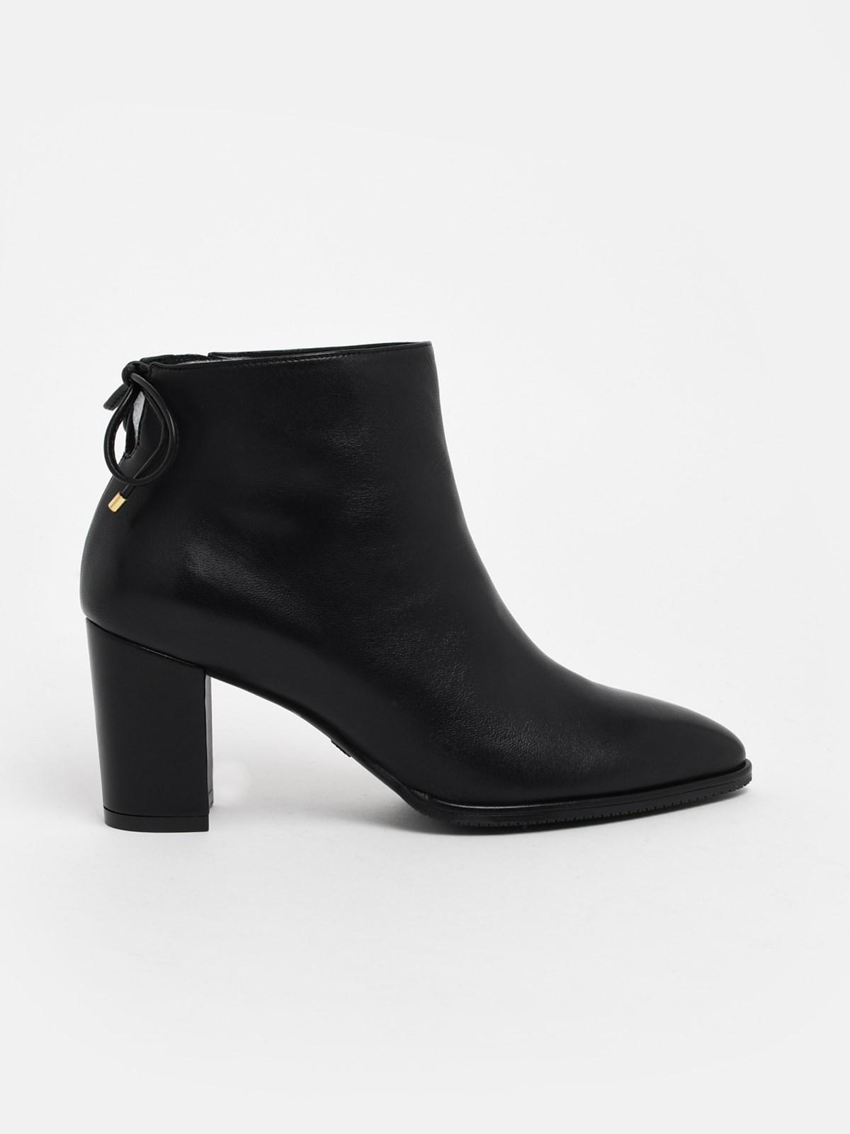 stuart weitzman women's gardiner block heel ankle booties