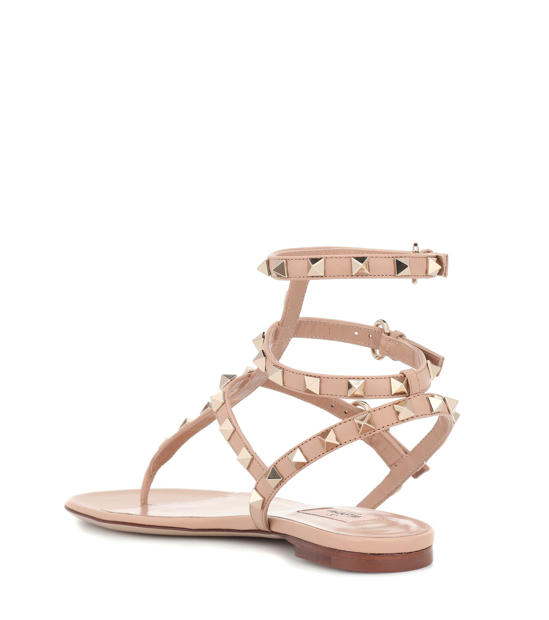 Valentino Rockstud Leather Flat Sandals in Natural - Lyst
